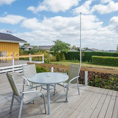 6 Person Holiday Home In Hejls בית נופש